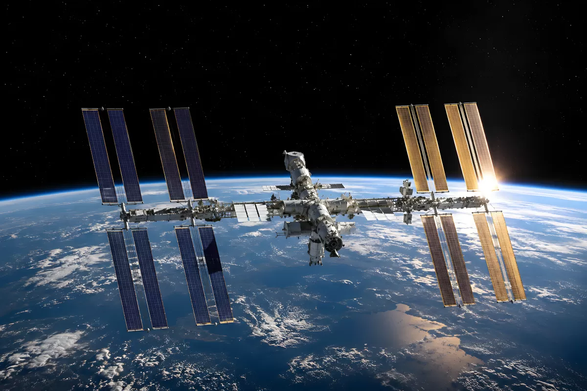 Internationale Raumstation ISS über der Erde im All