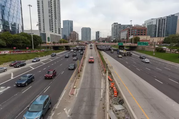 Interstate 90 (I-90) mit Überführung in Chicago, Illinois