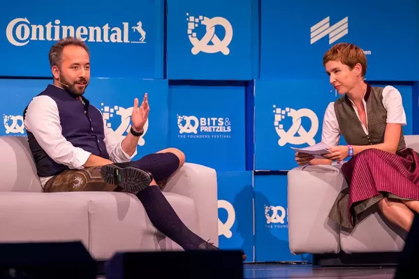 Interview in Lederhosen und Dirndl: Entrepreneur Drew Houston und Journalistin Britta Weddeling beim Gründer-Festival Bits & Pretzels