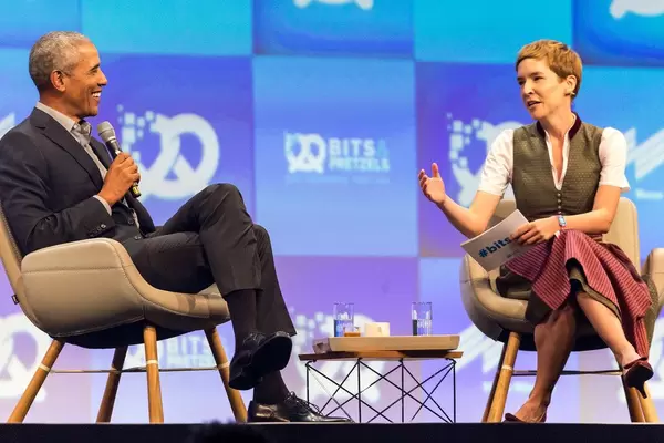 Interview von Britta Weddeling mit dem ehemaligen US-Präsidenten Barack Obama, auf der Bühne der Internet-Konferenz Bits & Pretzels