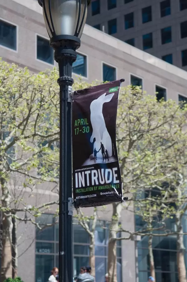 Intrude Installation von Amanda Parer in New York City, USA