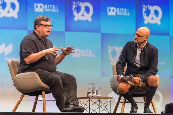 Investor und Silicon-Valley-Unternehmer Reid Hoffman von LinkedIn beim Interview mit Dominik Wichmann auf der bits19 Gründerkonferenz