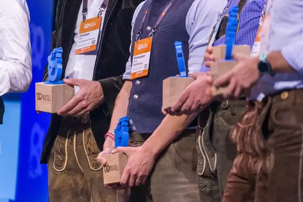 Investoren in Lederhosen auf der Bühne von Bits & Pretzels 2019