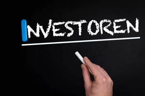 Investoren text on blackboard