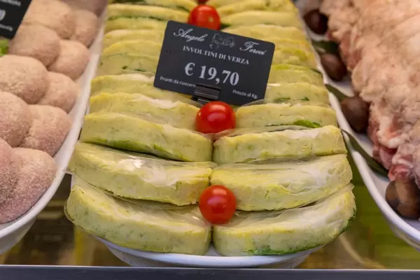 Involtini di verza - Kohlruladen im Schaufenster eines Restaurants in Rom