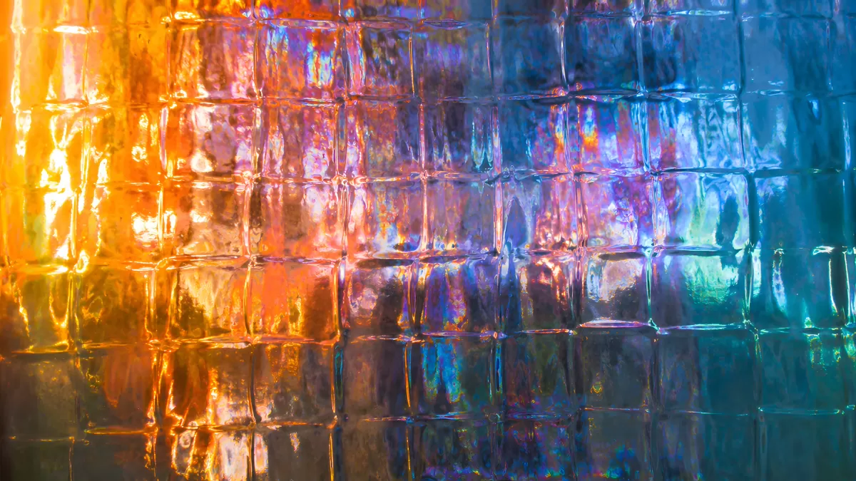 Irisierendes Glasbausteinmuster in Regenbogenfarben