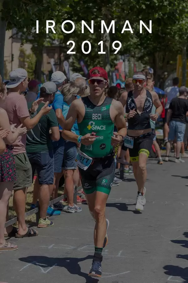 Ironman-Teilnehmer werden bei der Marathon-Etappe angefeuert, mit dem Bildtitel "Ironman 2019"