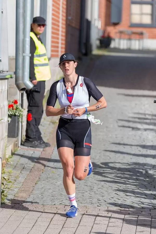 Ironman-Teilnehmerin India Lee läuft den Marathon, bevor sie Siegerin der Frauen im Triathlon-Wettkampf wird