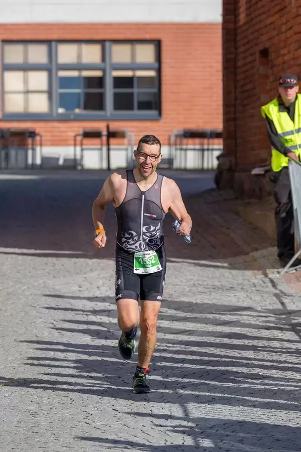 Ironmanteilnehmer auf der Marathonstrecke und letzten Triathlonetappe des Sportwettkampfs in Lahti, Finnland