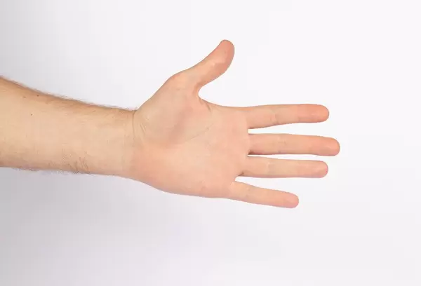 Männerhände vor weißem Hintergrund