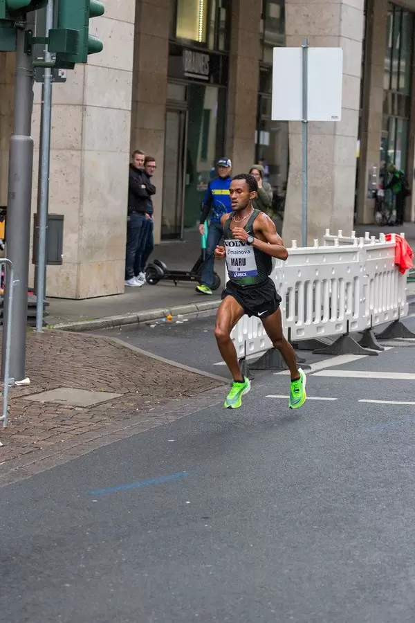 Israeli Teferi Maru im Stadtzentrum des Frankfurter Marathons 2019