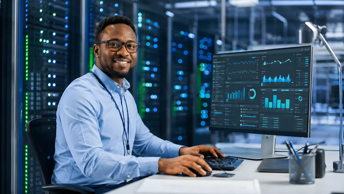 IT-Fachmann arbeitet im modernen Rechenzentrum