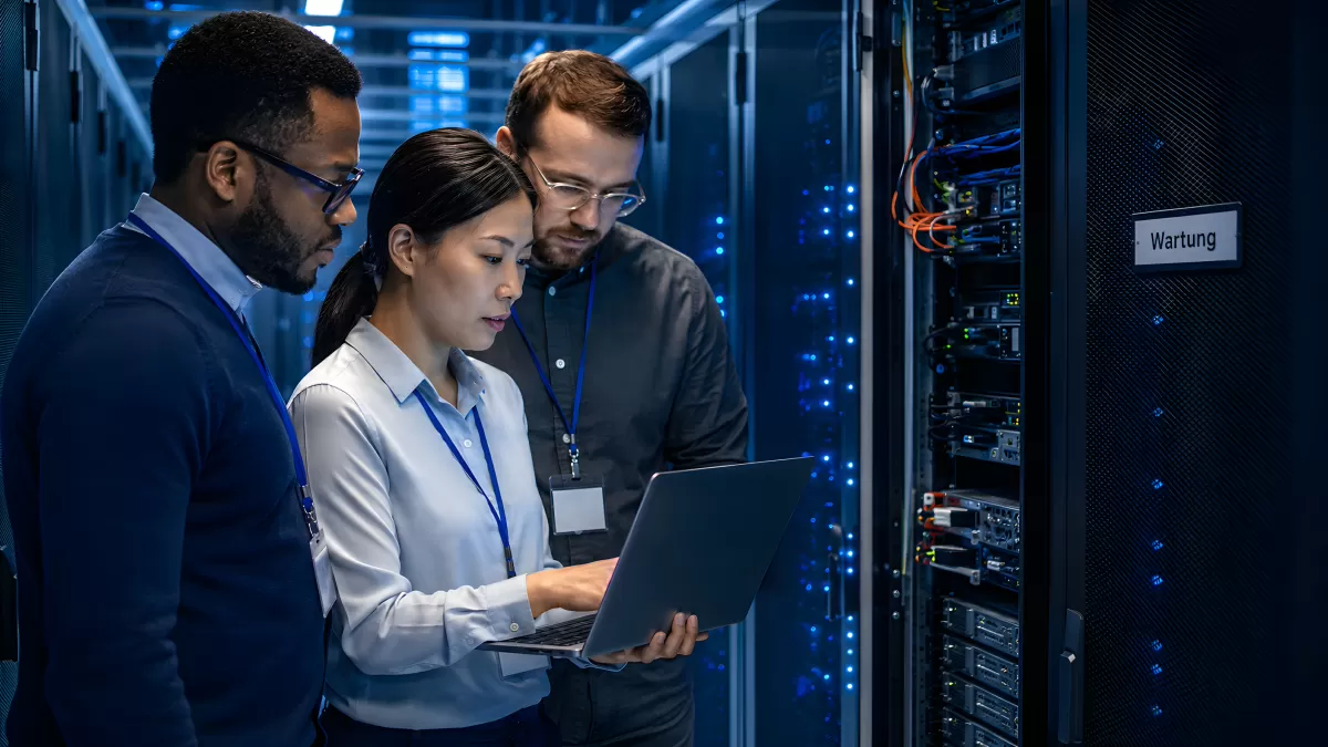 IT-Team analysiert Server im Rechenzentrum