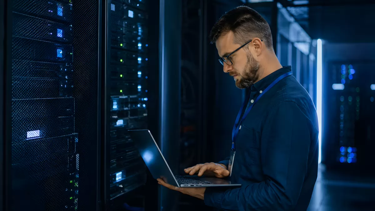 IT-Techniker arbeitet im modernen Rechenzentrum