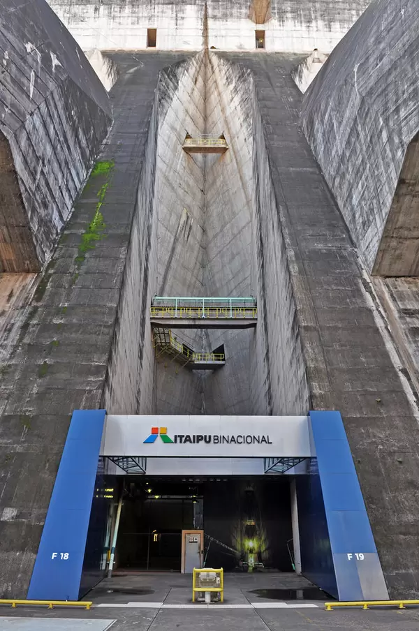 Itaipu-Kraftwerk in Brasilien und Paraguay