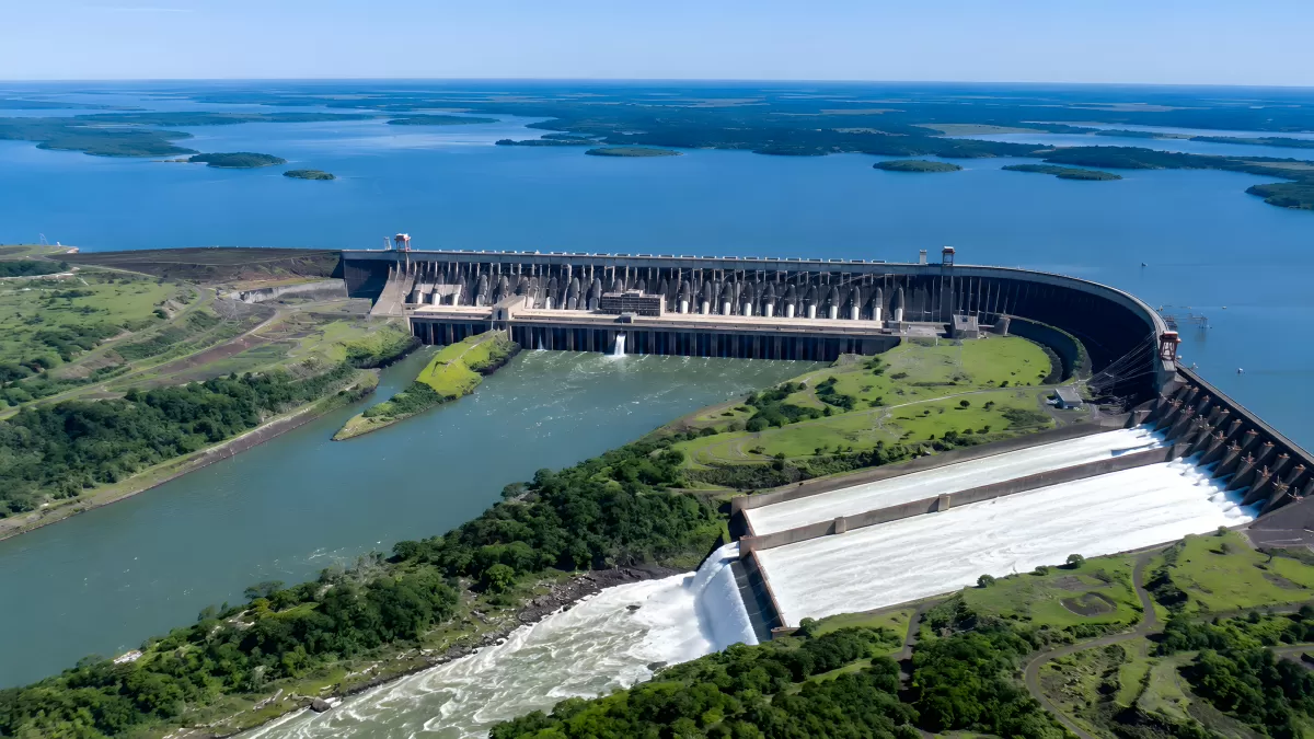 Itaipu-Staudamm aus der Vogelperspektive mit Stausee