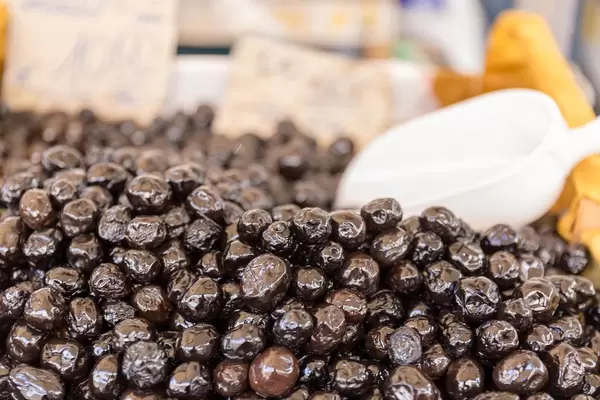 Italienische eingelegte Oliven auf dem Markt in Rom