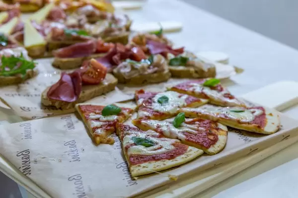 Italienische Spezialitäten zum Probieren - Pizzastücke