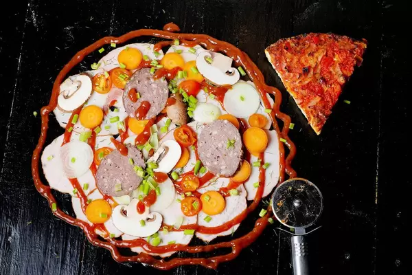 Italienische Zutaten für eine bunte Pizza