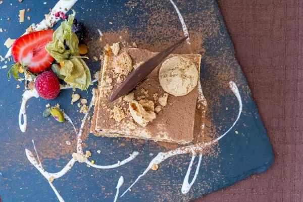 Italienischer Nachtisch bei Q11 in Pollença: Tiramisu mit Haselnuss-Sahne und Schokolade. Draufsicht