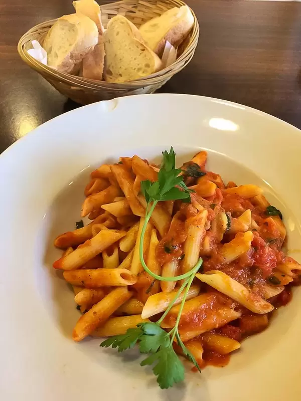 Italienisches Abendessen mit Brotkorb