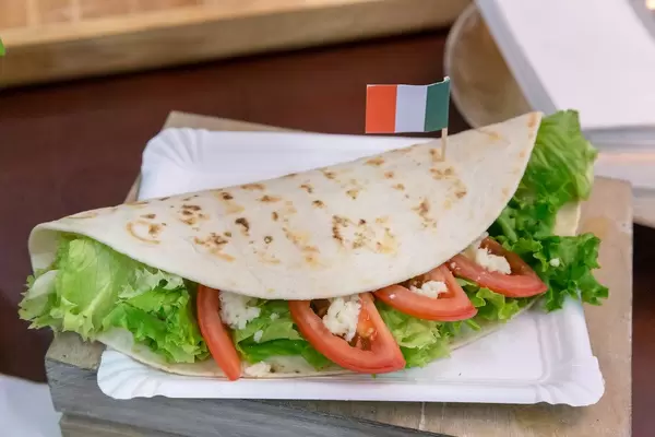 Italienisches Fladenbrot mit veganer Füllung: Piadina Verde, mit Tomaten, Mozarella, Rucola,  Frischkäse und Pesto