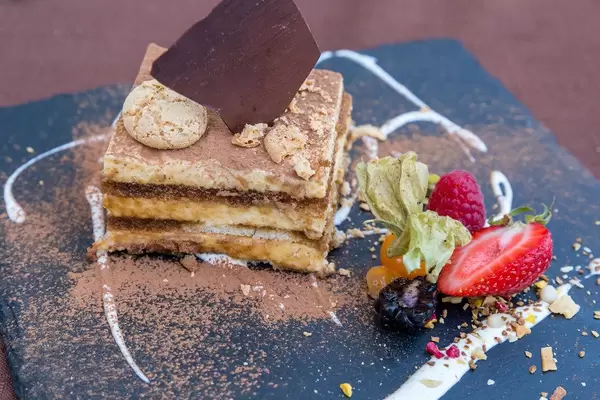 Italienisches Tiramisu mit Haselnuss-Sahne und knüspriger Schokolade. Q11 Restaurant, Pollença