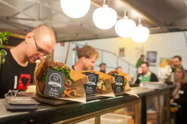 j. Kinski: Dinkelsandwich