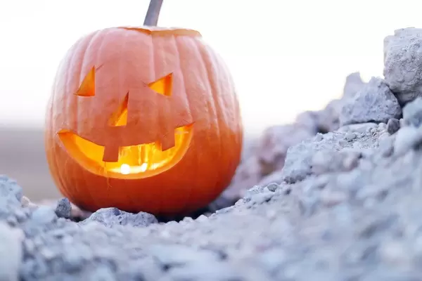 Jack-o'-lantern auf einem steinigen Boden