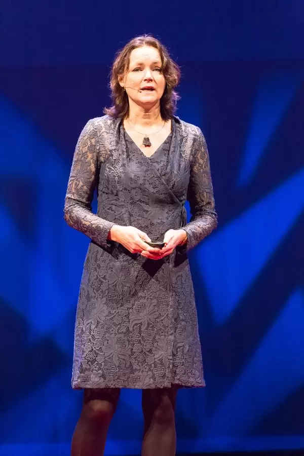 Jacky van de Goor stellt die Frage nach den wirklich wichtigen Dingen im Leben - TEDxVenlo 2017