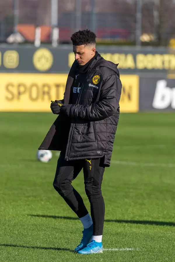 Jadon Sancho hält ein BVB-Stift in der Hand auf dem Trainingsgelände