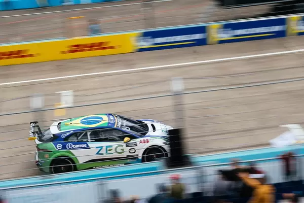 Jaguar i-Pace Rennwagen fährt schnell an der Fantribühne vorbei