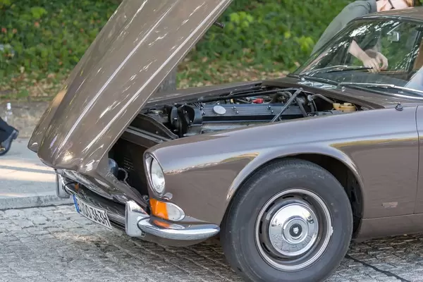 Jaguar Oldtimer mit aufgemachter Motorhaube