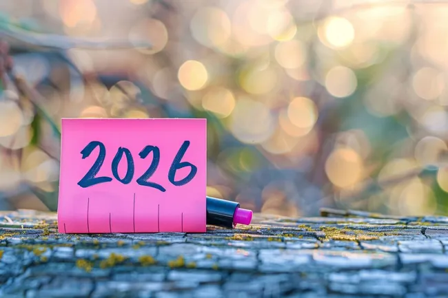 Jahresauftakt und Neujahrsvorsätze 2026 mit Marker auf Holzboden