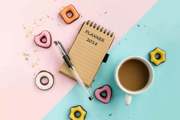 Jahresplaner für 2018, Kaffee und Marzipankekse - von oben fotografiert