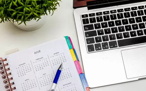 Jahresübersicht im Organizer, auf einem Schreibtisch für Selbstständige