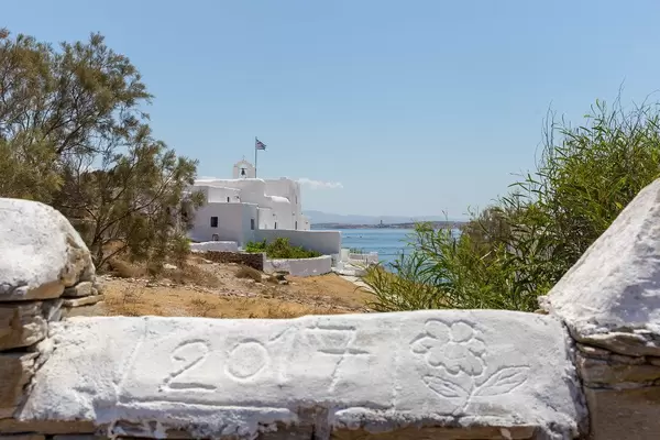 Jahreszahl 2017 mit einer Blume auf der griechischen Insel Paros in Stein gemeißelt und mit dem Mittelmeer im Hintergrund