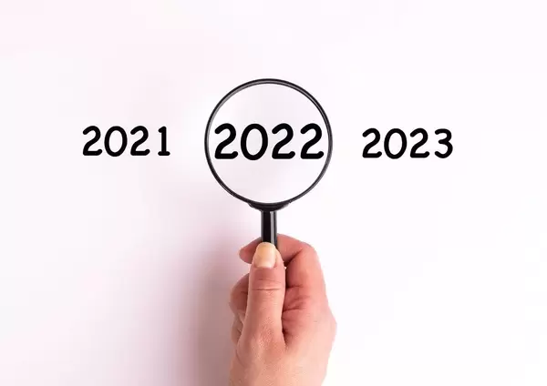 Jahreszahl 2022 auf weißer Oberfläche unter einer Lupe dargestellt