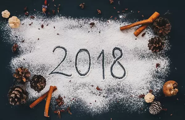 Jahreszahl mit weihnachtlichen Backzutaten geschrieben