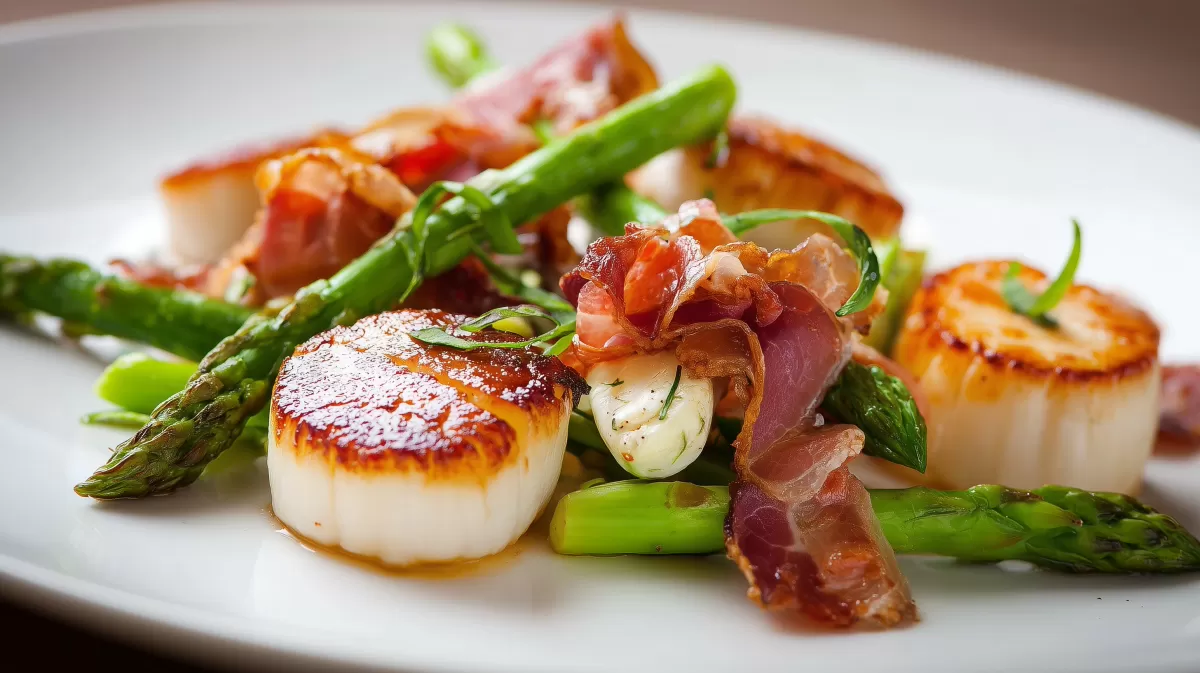 Jakobsmuscheln mit grünem Spargel und Schinken