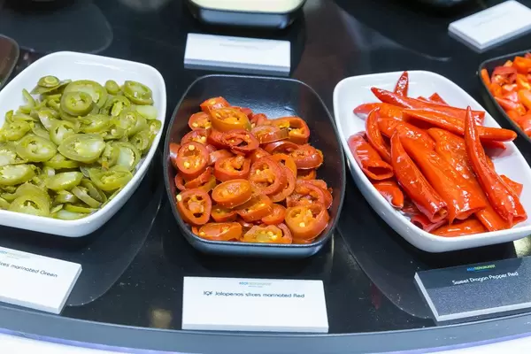 Jalapenos Scheiben in der Auslage neben weiteren scharfen Peperonis