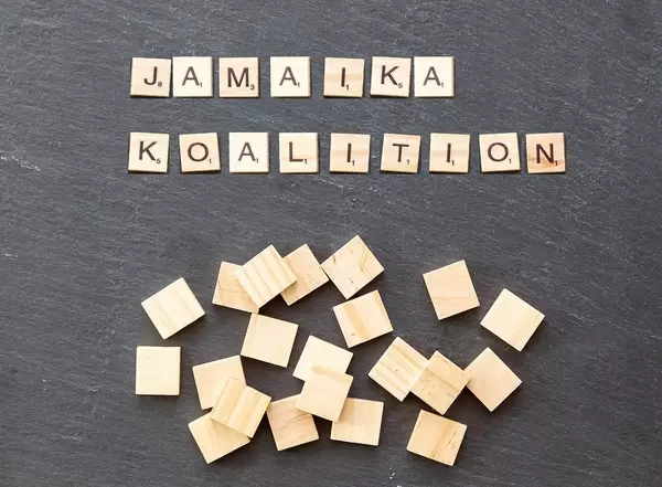 Jamaika Koalition aus Holzformen gelegt auf steiniger Oberfläche