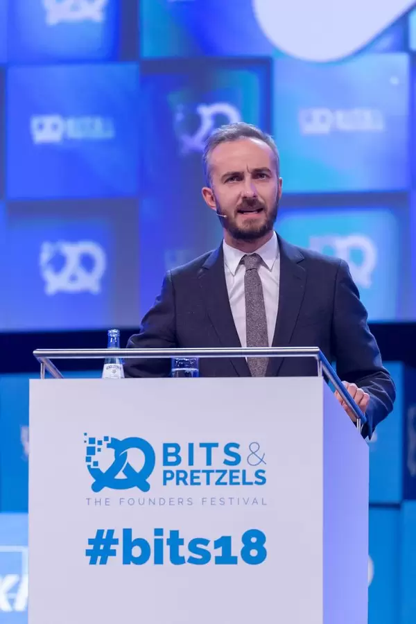 Jan Böhmermann am Podium bei einer Rede mit ernstem Ausdruck