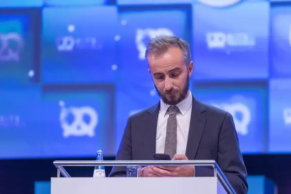 Jan Böhmermann bedient sein Smartphone während Show