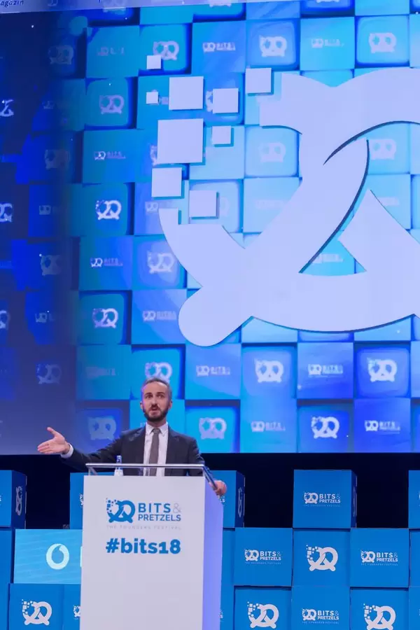 Jan Böhmermann gestikuliert mit Hand auf der Bühne des Bits & Pretzels Festivals 2018