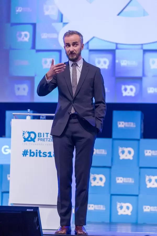 Jan Böhmermann gestikuliert vor Publikum