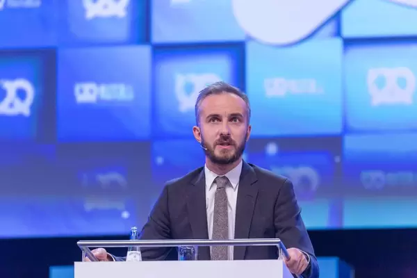 Jan Böhmermann grabbing the platform at his performance at the Bits and Pretzels Festival 2018