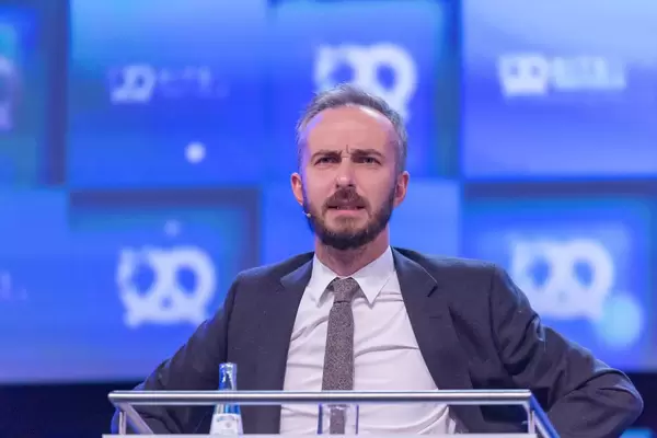 Jan Böhmermann guckt skeptisch