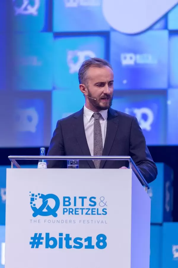 Jan Böhmermann hält eine Rede