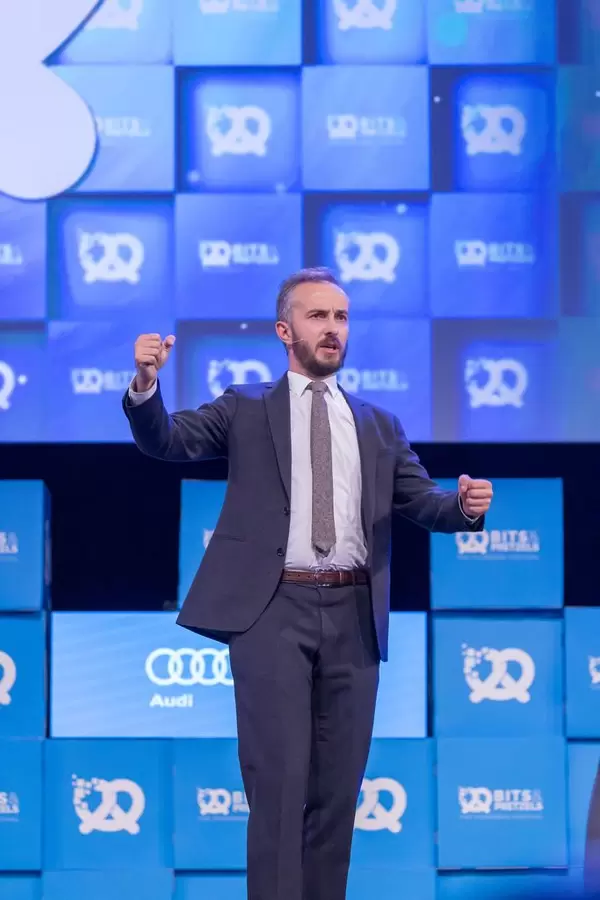 Jan Böhmermann hebt die Fäuste